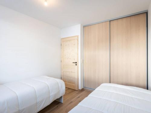- une chambre avec 2 lits et une porte coulissante dans l'établissement Neuf T2 avec balcon, parking et casier à skis, idéal pour 4 personnes - FR-1-291-1021, à Valmorel