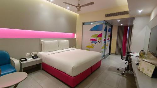 Cama o camas de una habitación en ZIBE Luxe Hyderabad by GRT Hotels