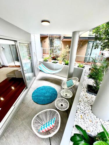 an apartment patio with chairs and a tub at Bondi View room-Close to the Beach in Sydney