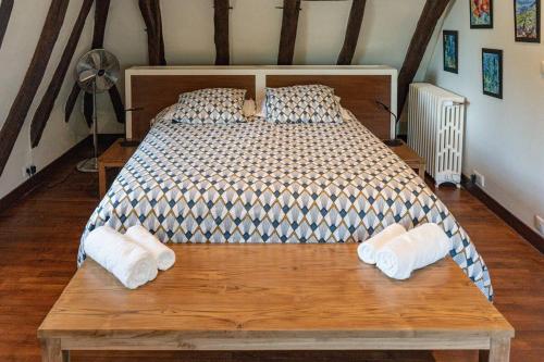 une chambre avec un lit avec deux serviettes dessus dans l'établissement Appel d'Air Authentique longère rénovée, à Meyrals