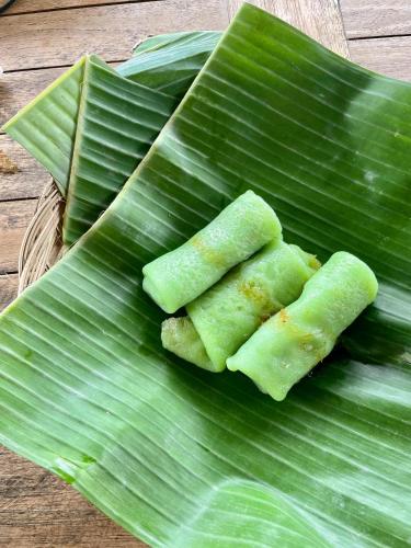 una foglia di banana con tre pezzi di cibo sopra di Tirta Unda Sidemen a Sidemen