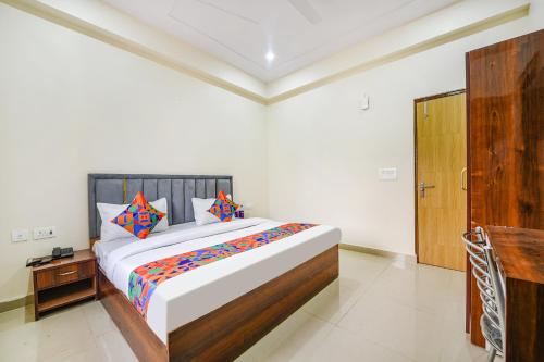Postel nebo postele na pokoji v ubytování FabHotel Palm Paradise