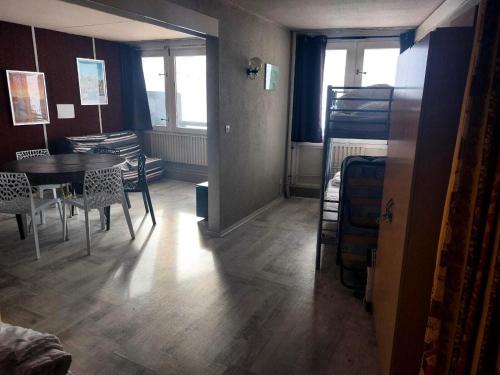 une pièce avec une table et des chaises et une salle à manger dans l'établissement Résidence Le Tourmalet - maeva Home - Studio 6 personnes - Confort MAE-7921, à La Mongie