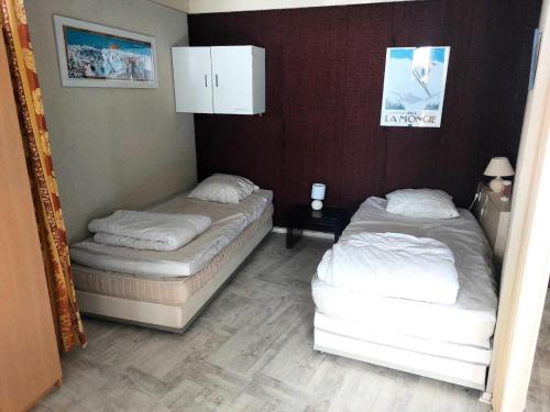 deux lits jumeaux dans une chambre avec dans l'établissement Résidence Le Tourmalet - maeva Home - Studio 6 personnes - Confort MAE-7921, à La Mongie