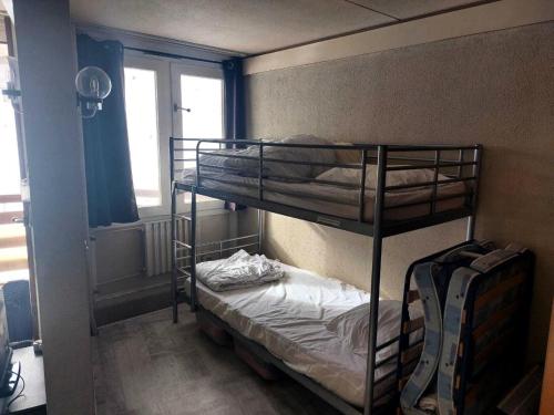 deux lits superposés dans une chambre avec fenêtre dans l'établissement Résidence Le Tourmalet - maeva Home - Studio 6 personnes - Confort MAE-7921, à La Mongie