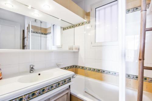 Kúpeľňa v ubytovaní Les Appartements aux Restanques du Golfe de St Tropez - maeva Home - Appartement 2 pièces 4 personnes avec une magnifique vue mer - Prestige - super Home MAE-1035