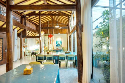 a dining room with a table and chairs at 丽江束河元年别院 Yuannian Lijiang in Lijiang