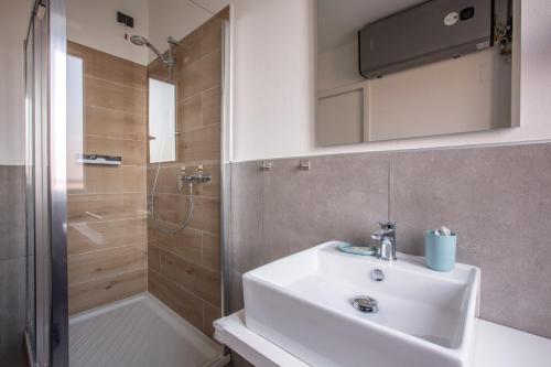 a bathroom with a sink and a shower and a sink at La Guest House di PIAZZA MOTTA in Albese Con Cassano