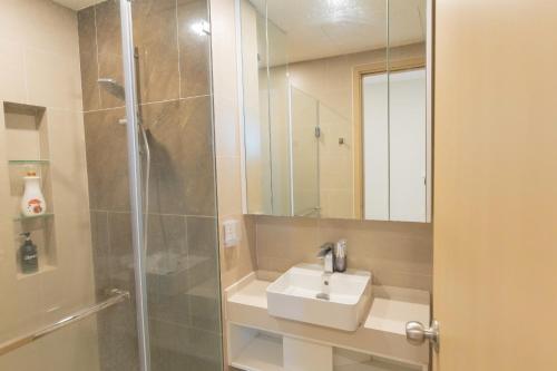 a bathroom with a sink and a shower at The Sóng Vũng Tàu- SAO VIỆT Căn Hộ Nghỉ Dưỡng 5 Sao in Vung Tau