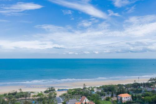 an aerial view of a beach and the ocean at The Sóng Vũng Tàu- SAO VIỆT Căn Hộ Nghỉ Dưỡng 5 Sao in Vung Tau