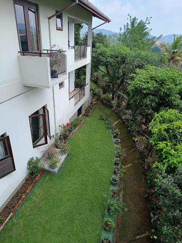 anterior view of a house with a yard of grass at Shalom in Peradeniya