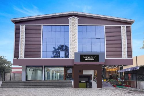 a shopping center with a large building at Super Townhouse Selaqui Chakrata Road in Dehradun