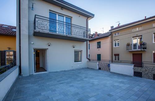 an empty courtyard of a building with a balcony at La Guest House di PIAZZA MOTTA in Albese Con Cassano