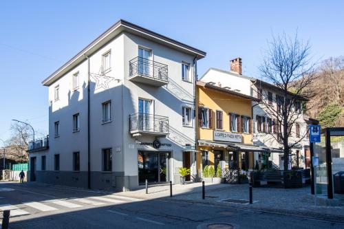 a white building on the side of a street at La Guest House di PIAZZA MOTTA in Albese Con Cassano