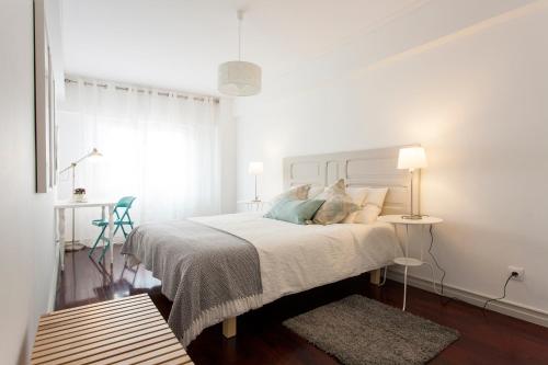 Imagem da galeria de ALTIDO Superb 1-bed Apt with workspace and terrace, close to Avenida da Liberdade em Lisboa