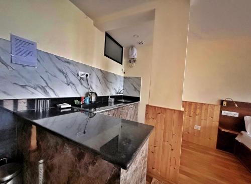Kuchyň nebo kuchyňský kout v ubytování Himalayan Suite