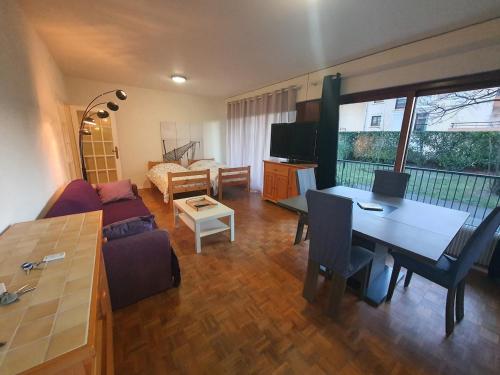 un salon avec un canapé et une table dans l'établissement F2 proche centre Thonon, à Thonon-les-Bains