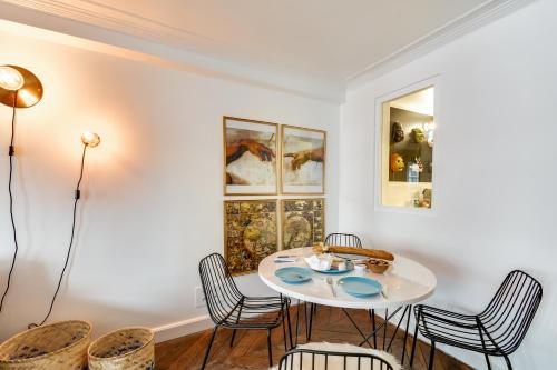 une salle à manger avec une table et des chaises blanches dans l'établissement Sweett - Etienne Marcel, à Paris