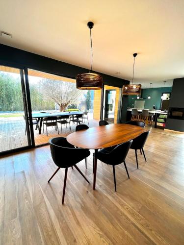 une salle à manger avec une table et des chaises en bois dans l'établissement Ecological wooden house Saint Remy de Provence, à Saint-Rémy-de-Provence