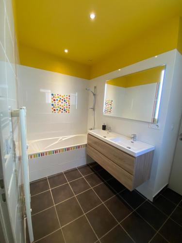 une salle de bain avec une baignoire, un lavabo et un miroir dans l'établissement Ecological wooden house Saint Remy de Provence, à Saint-Rémy-de-Provence