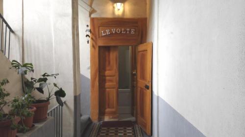 una puerta abierta con las palabras se escriba en ella en B&B Le Volte, en Sarno