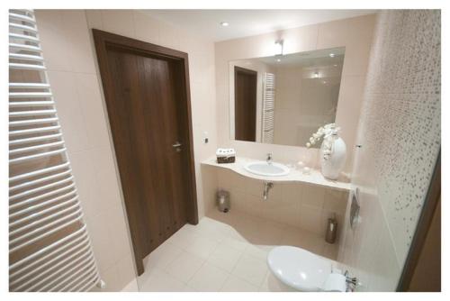 a bathroom with a sink and a mirror at Hotel Focus Centrum Konferencyjne in Lublin