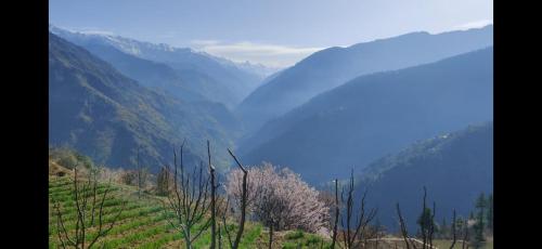 a view of a valley with mountains in the background at Ch'i Soulstone HomeStay in Sainj