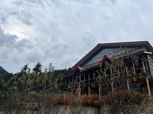 a building sitting on top of a hill at Ch'i Soulstone HomeStay in Sainj