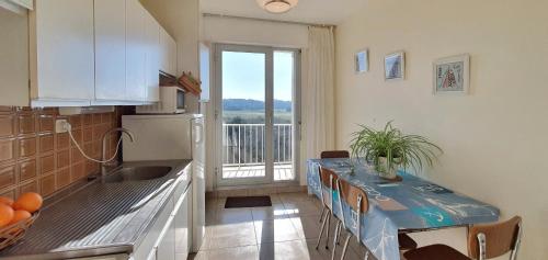 une cuisine avec un comptoir et une table avec une table sidx sidx sidx dans l'établissement Vue Ciel et Mer chez Ginette, à Quiberon
