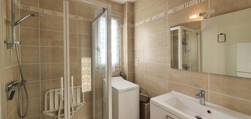 une salle de bain avec une douche, des toilettes et un lavabo dans l'établissement Vue Ciel et Mer chez Ginette, à Quiberon