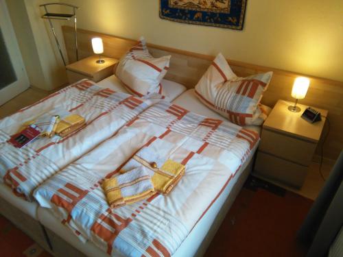1 cama grande con toallas y almohadas en Dresdner Ferien Apartment, en Dresden