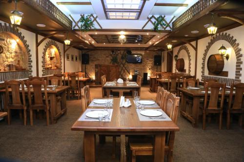 Un restaurante u otro lugar para comer en Hotel Aragvi