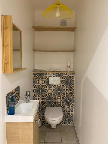 une salle de bain avec toilettes et lavabo dans l'établissement Beautiful 2 rooms, near Paris, à Rueil-Malmaison