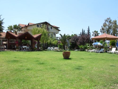 Crescent Hasirci Hotelにある庭