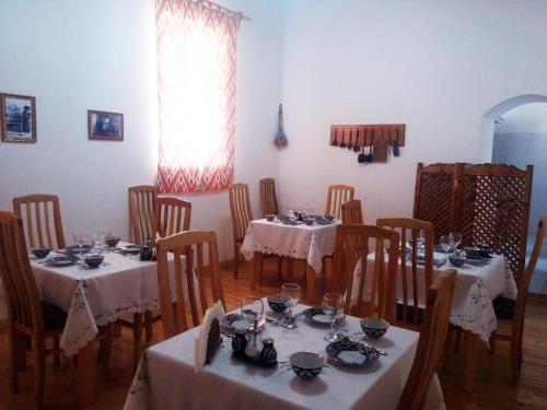 Restaurace v ubytování Qosha Darvoza