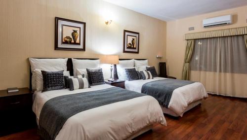 Ένα ή περισσότερα κρεβάτια σε δωμάτιο στο Mokorro Hotel