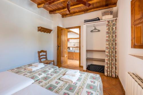 a bedroom with a bed with towels on it at Casa Rural El Corral in La Zubia