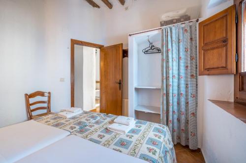 une petite chambre avec un lit et une cuisine dans l'établissement Apartamento El Tinao, à La Zubia