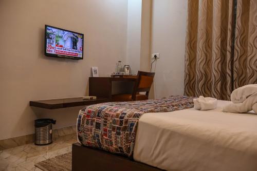 Postel nebo postele na pokoji v ubytování HHW Hotel- Agra
