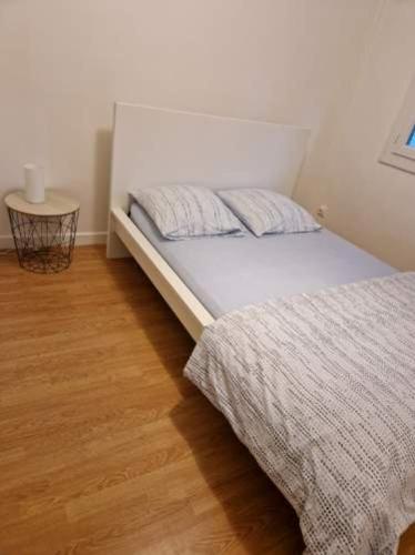 une chambre avec deux lits et un parquet dans l'établissement Bien E Proche Lyon St Exupery St Quentin Fallavier Village de marques, à Diémoz