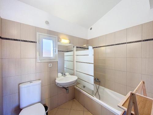 une salle de bain avec toilettes, lavabo et baignoire dans l'établissement T3 climatisé avec vue piscine, à Belgodère