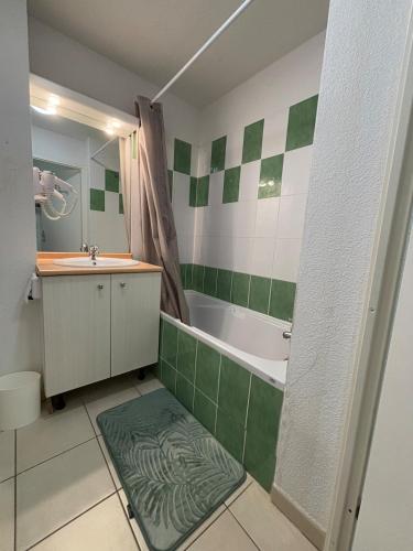 La salle de bains est pourvue d'une baignoire, d'un lavabo et d'une baignoire. dans l'établissement Balcons de la Neste Arreau C, à Arreau
