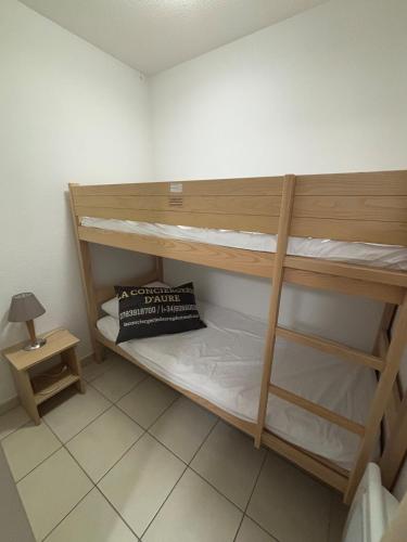 une chambre avec deux lits superposés dans une pièce dans l'établissement Balcons de la Neste Arreau C, à Arreau