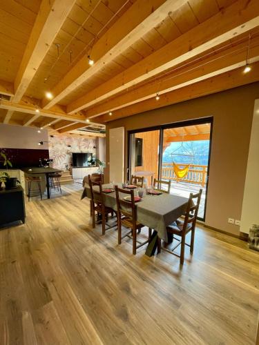 une salle à manger avec une table et quelques chaises dans l'établissement Cocon chaleureux au pied des 3 vallées, à Petit-Coeur