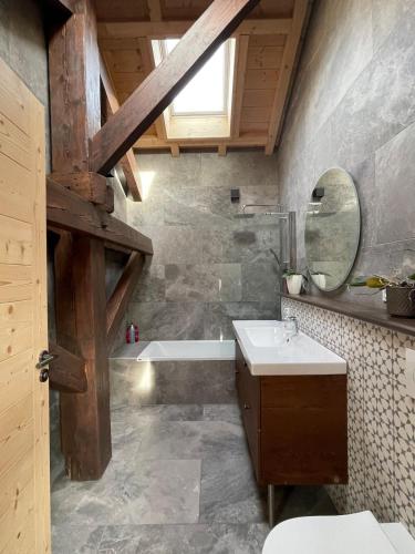 une salle de bain avec un lavabo et une baignoire dans l'établissement Cocon chaleureux au pied des 3 vallées, à Petit-Coeur