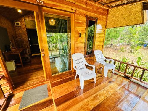 Imagen de la galería de Koh Jum Bungalow & Hostel, en Ko Jum