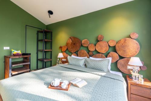 Postel nebo postele na pokoji v ubytování ELIVAAS Sirmour Baag Cottages