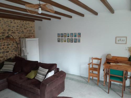 un salon avec un canapé et une table dans l'établissement Family home for 14 people, à Blainville-sur-Mer