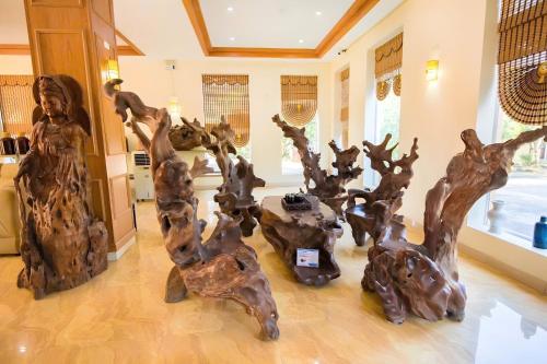 a room with a bunch of wood sculptures on the floor at Khách sạn Vĩnh Lộc in Lao Cai