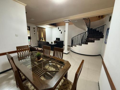 una sala da pranzo con tavolo e sedie e un soggiorno di Villa 74 a Negombo